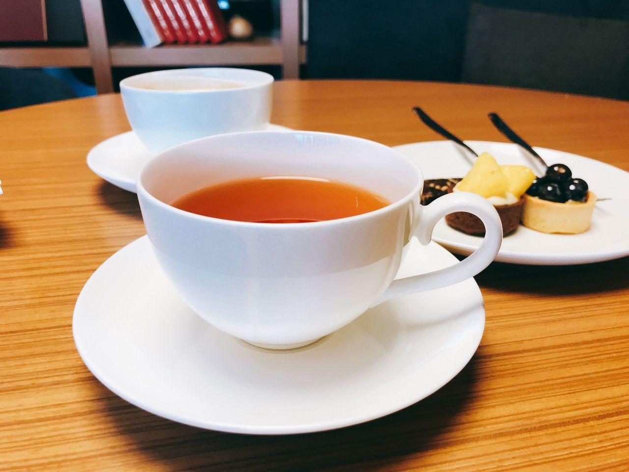 A warm cup of tea enjoyed along with desserts at Dongdaemun Novotel Ambassador Hotel.